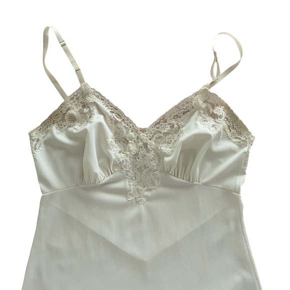 Vintage | Pin Up Style Lace Trimmed Slip - Picture 4 of 14